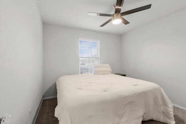 Building Photo - 8207 Amaryllis Ct