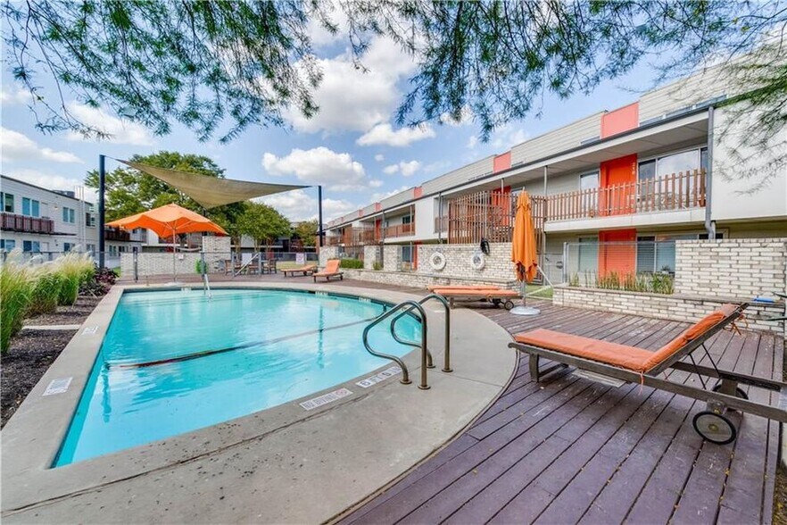 Building Photo - 2200 Dickson Dr