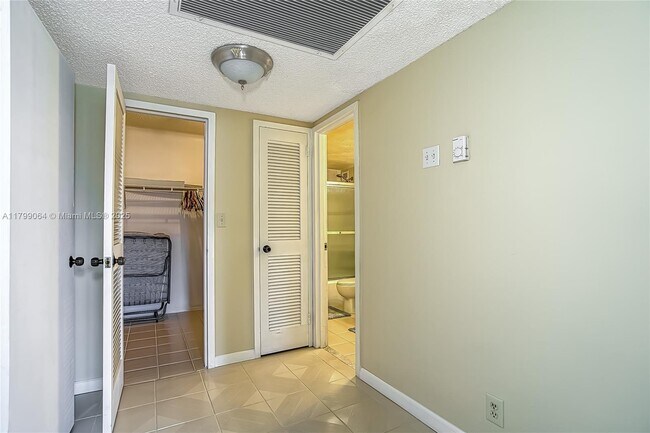 Building Photo - 2030 S Ocean Dr