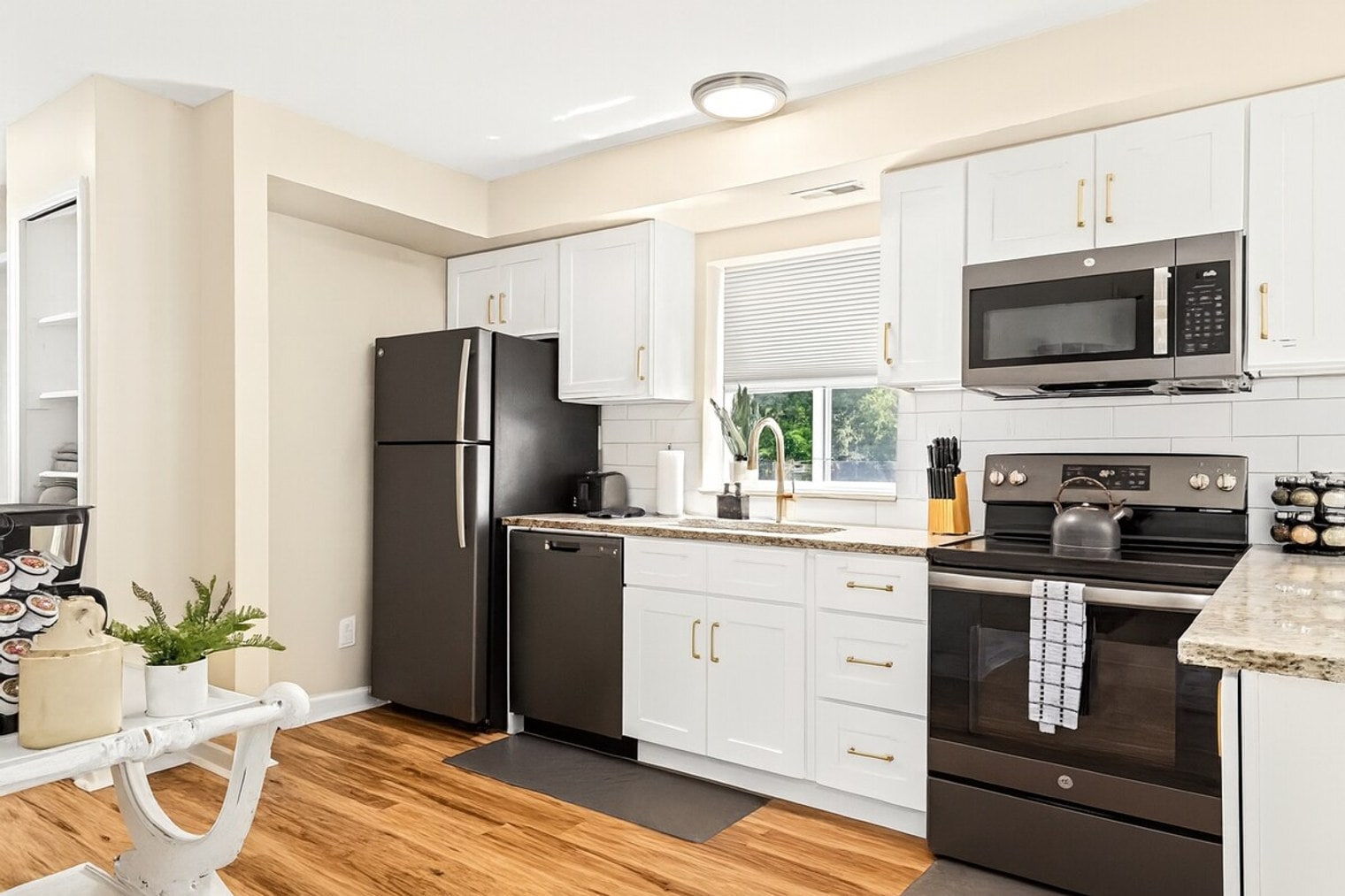 Building Photo - 18459 Sharon Ln