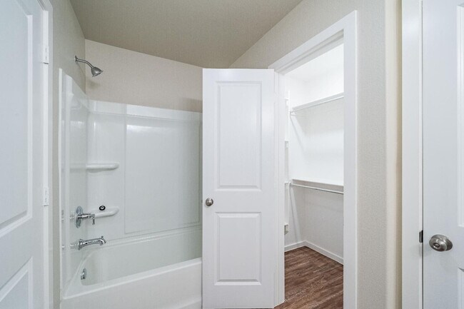 Building Photo - 9709 Saratoga Ave