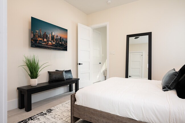 Building Photo - 913 Thompson St