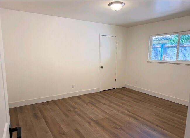 Building Photo - Cute 2 bedroom 1 3/4 bath