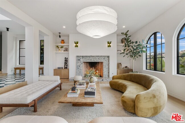 Building Photo - 5201 Vía Donte