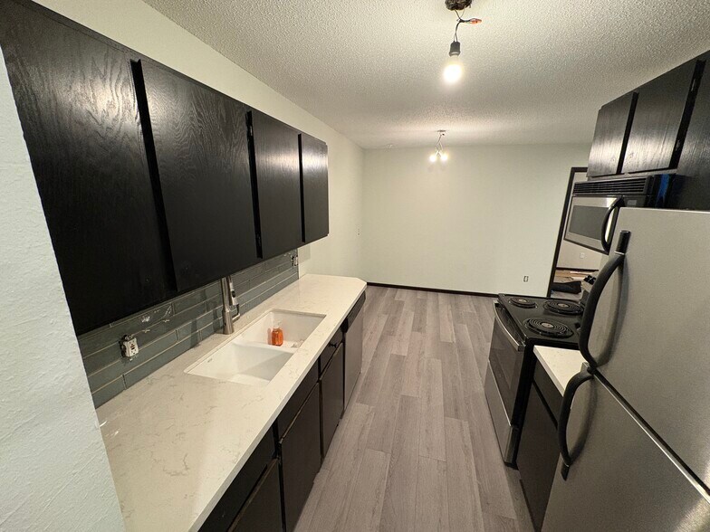 Stainless steel appliances - 907 Coulee Rd