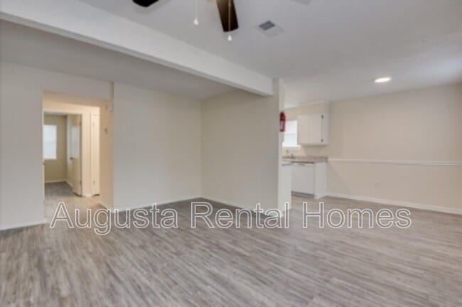 Building Photo - 2573 1/2 Tobacco Road - D