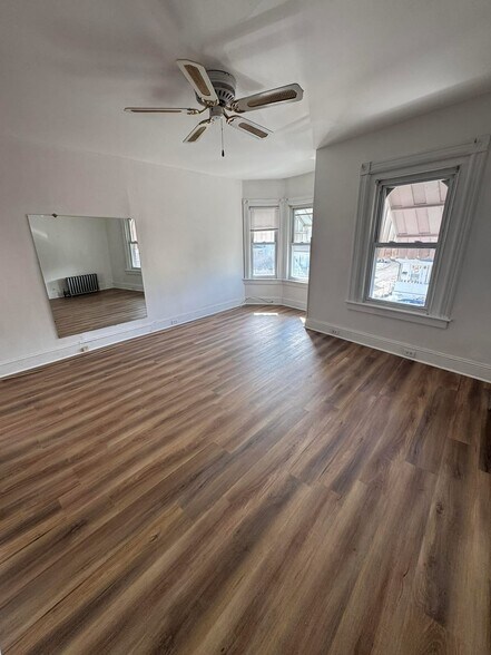 Building Photo - 10 Anderson St