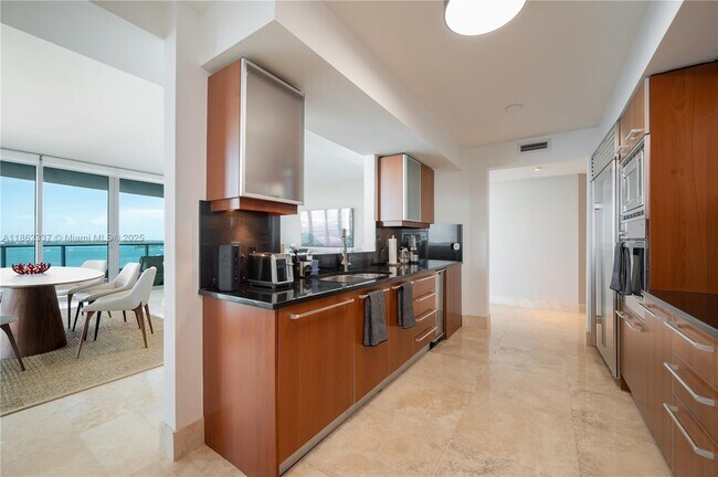 Building Photo - 1331 Brickell Bay Dr