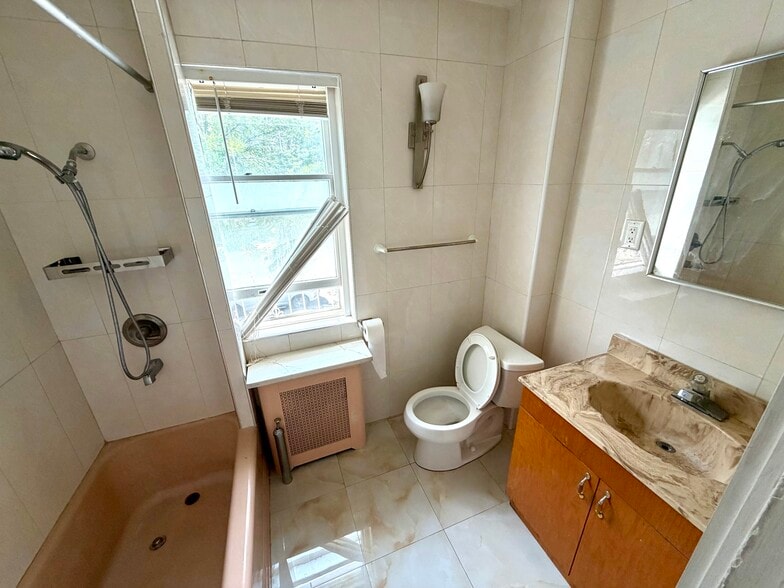Building Photo - 6239 Dieterle Cres