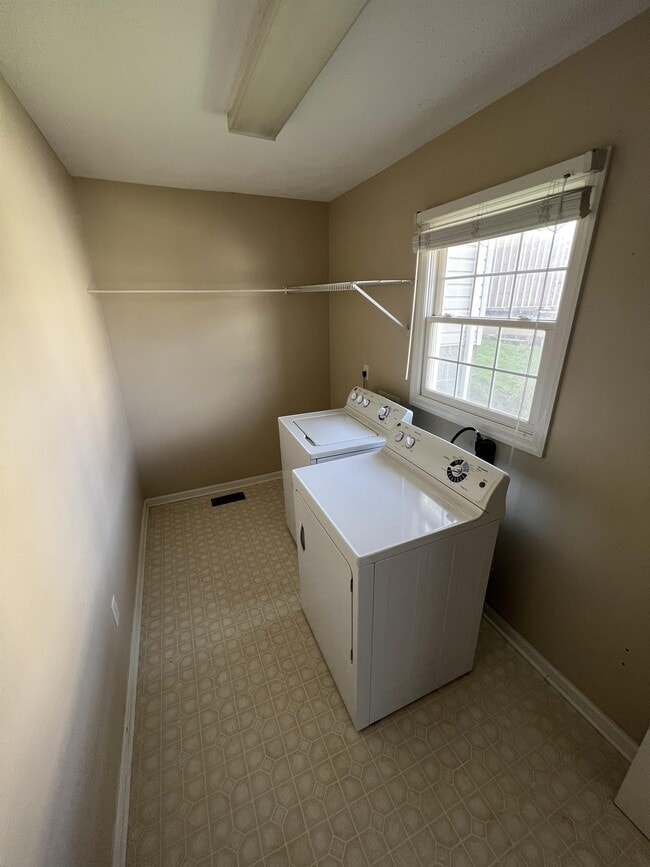 Building Photo - 152 Meadow Ridge Dr