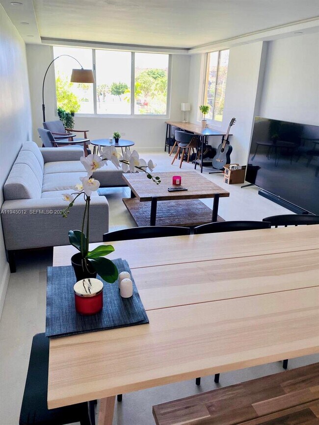 Building Photo - 441 NE 195th St