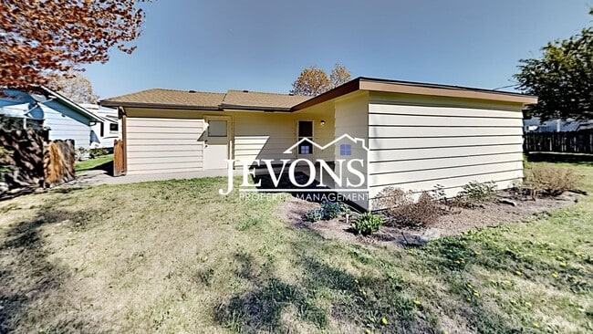 Building Photo - Spacious single-family home with a large f...
