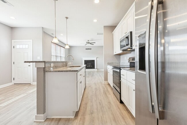 Building Photo - 4 bed/2.5 bath Ready Now- Norfolk