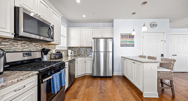 Building Photo - 701 E 8th St