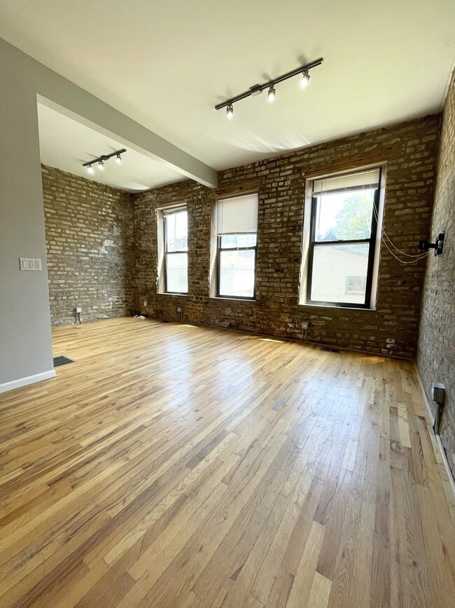 Building Photo - 1927 N Wolcott Ave