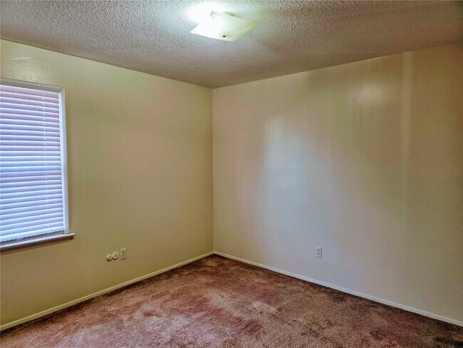 Building Photo - 13415 Land O Woods Dr