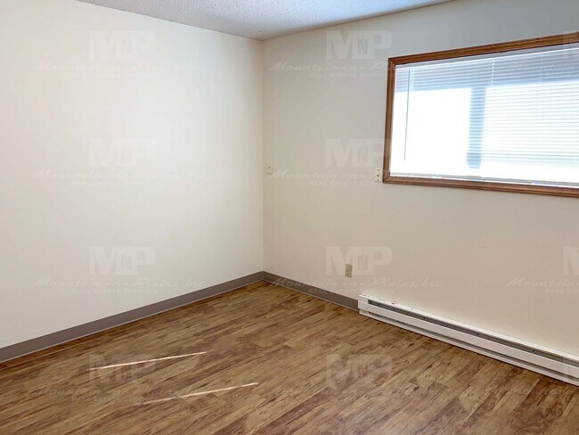 Building Photo - 533 Strachan Dr