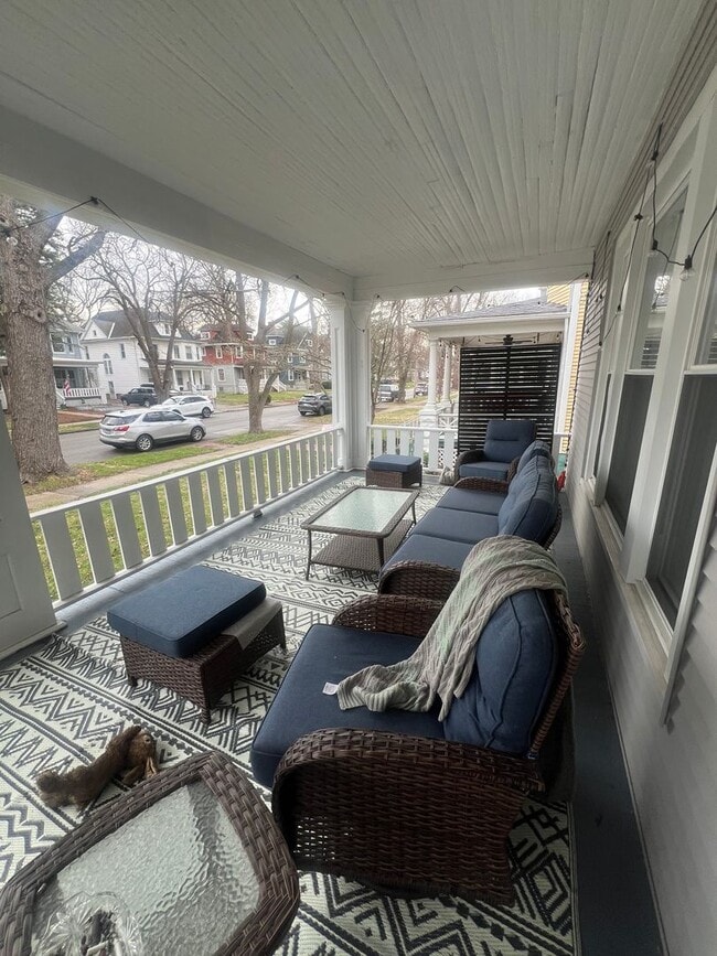 Building Photo - **Hawthorne Place** Pet Friendly 5 Large Bedrooms 2 Full Baths!