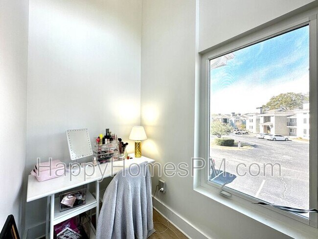 Building Photo - 278 Alexandra Dr