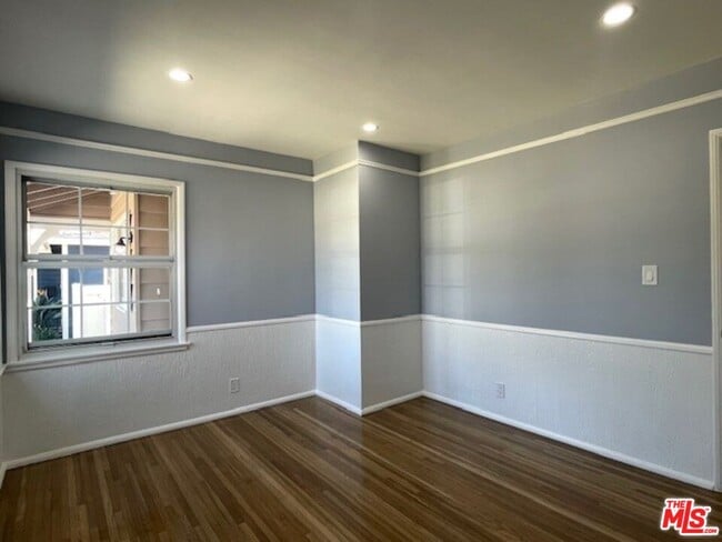 Building Photo - 7330 W 89th St