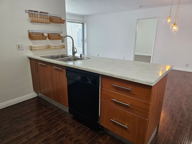 Building Photo - $3850 / 3br - Condo 3 beds 2 baths (West LA)