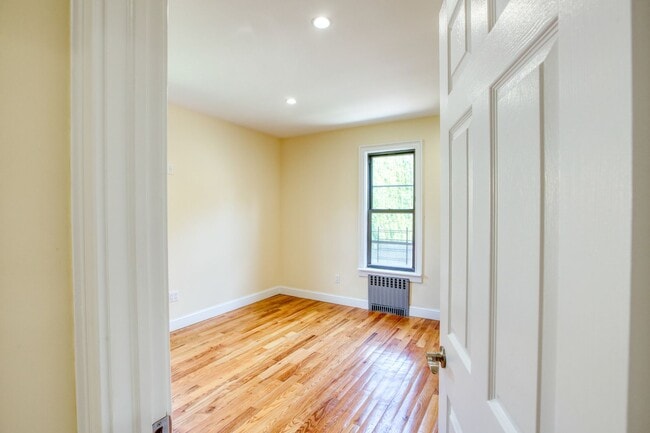 Building Photo - Updated 3 bedroom 1st floor apartment in Waterbury