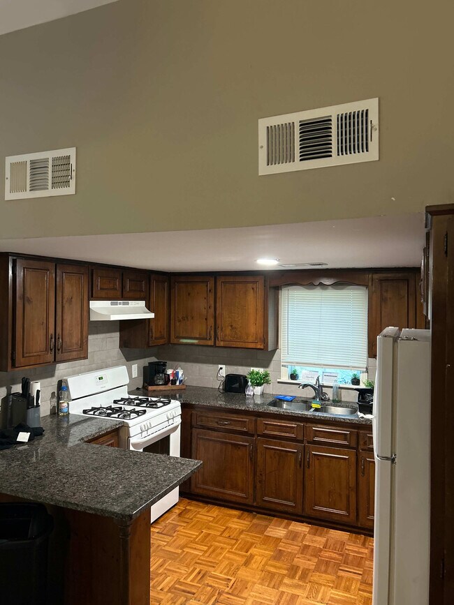 Building Photo - 3912 Crestview Dr