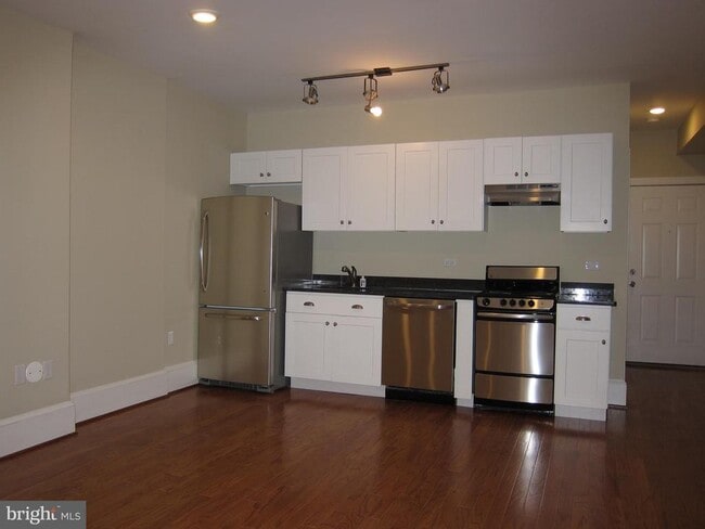 Building Photo - 1955 Locust St