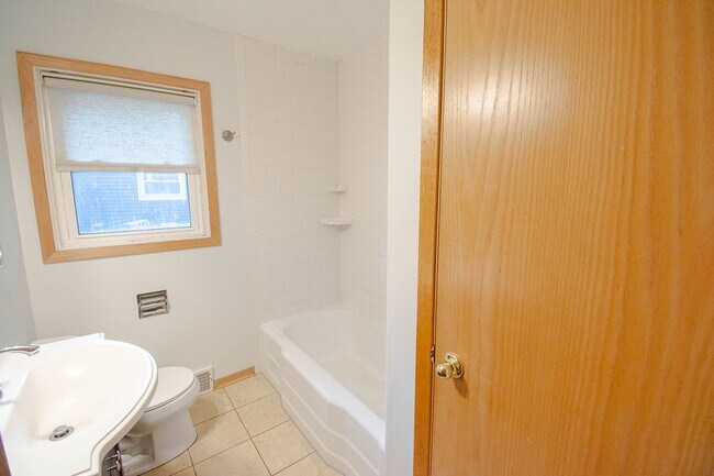 Building Photo - Charming Elton Hills Rambler with Finished Basement