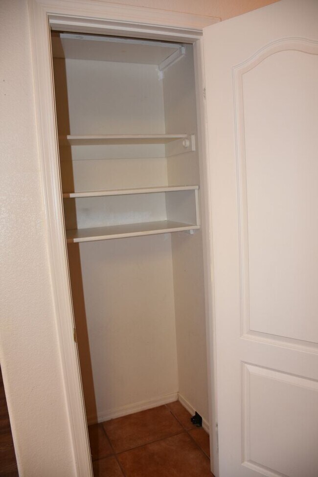 Building Photo - Great House  Close to Everything