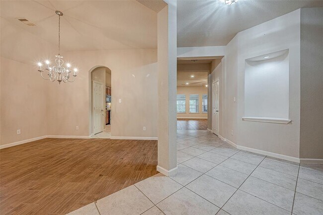 Building Photo - 722 Silver Creek Cir