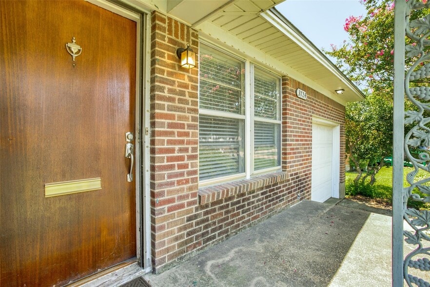 Building Photo - 3724 Almazan Dr