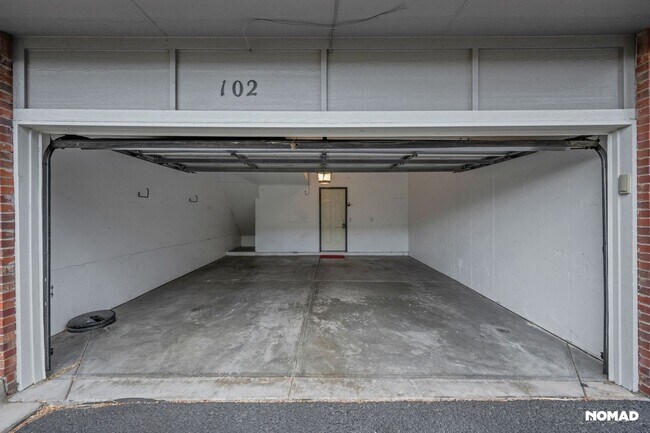 Building Photo - Spacious Townhome in Aurora