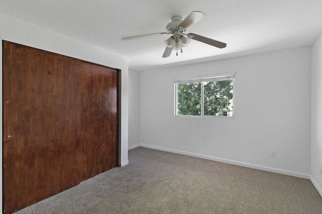 Building Photo - 2 Bed 2 Bath Condo - Assigned Parking - NAS Whidbey