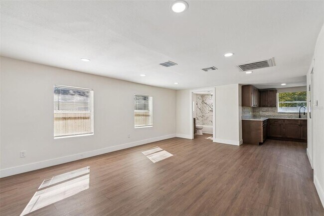 Building Photo - 9412 N Brooks St