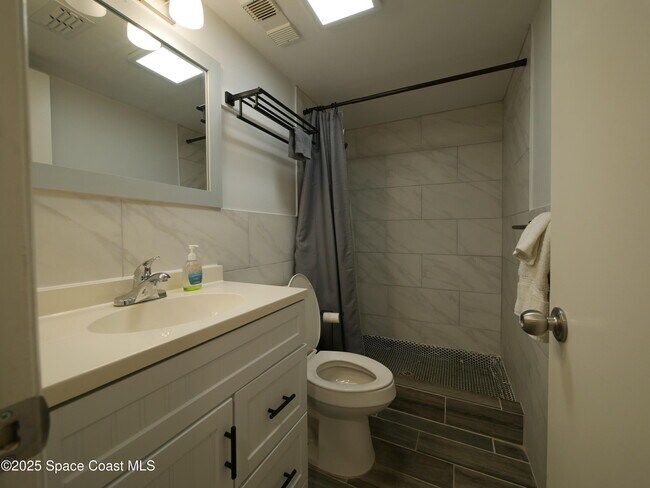 Building Photo - 1318 S Miramar Ave