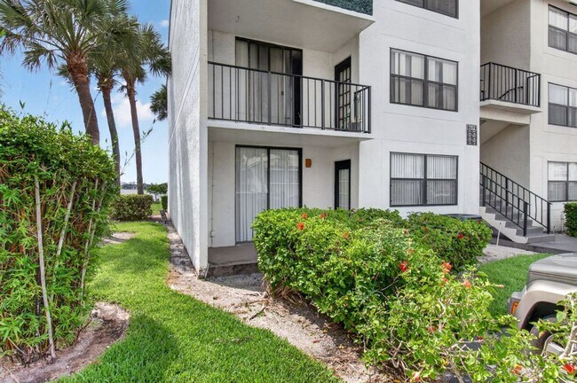 Building Photo - ONE BEDROOM ONE BATHROOM!! WATERFRONT COMMUNITY