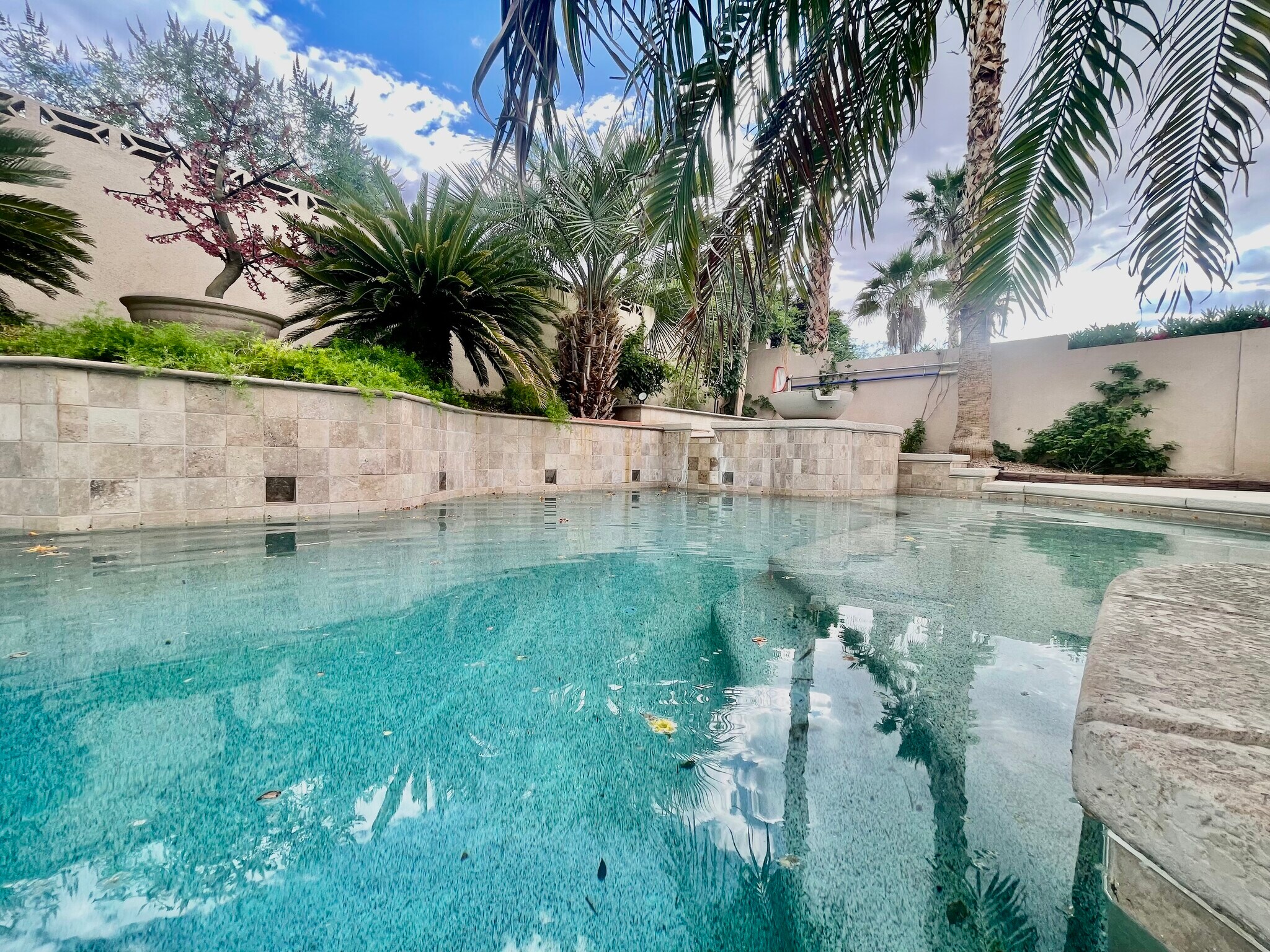 Building Photo - 331 W Sherwood Dr