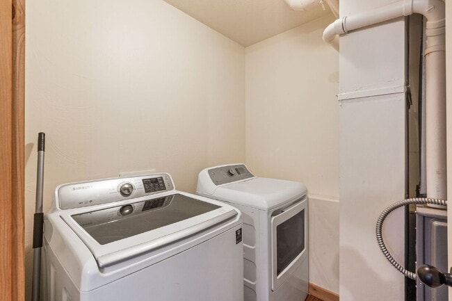 Building Photo - For Rent – Lower-Level Duplex in Sheridan