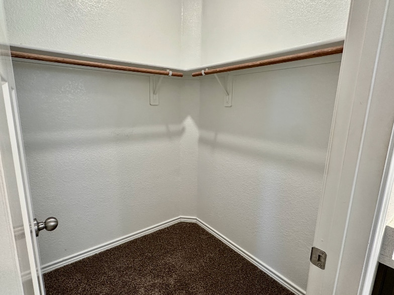 Building Photo - 810 Mineral Wells Ln