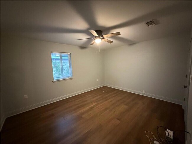 Building Photo - 3213 Golden Dr