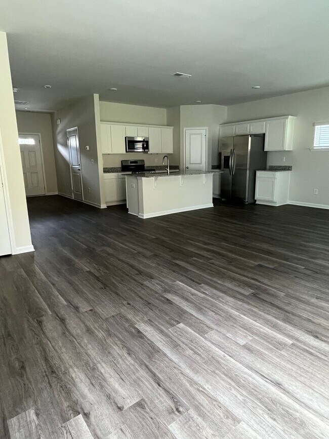 Building Photo - Lexington Townhouse - Call Lexington office for information 803-359-0793