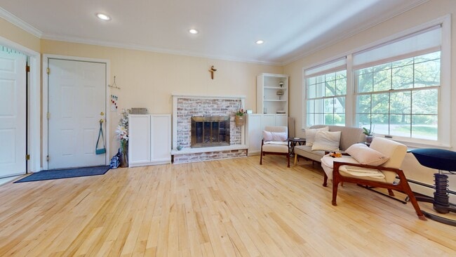 Building Photo - 118 Simsbury Dr