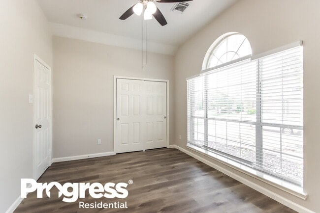 Building Photo - 910 Taylor Ridge Dr