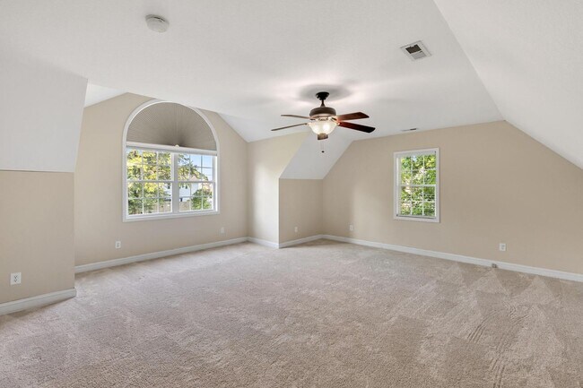 Building Photo - 3 bedroom with BONUS! Fenced Yard