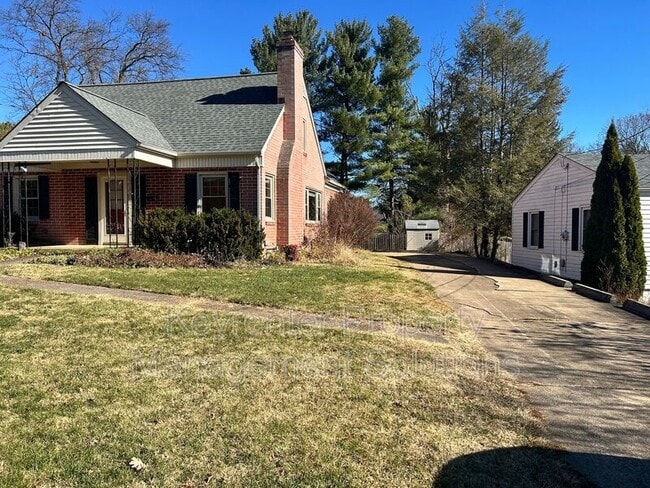 Building Photo - 127 College Cir