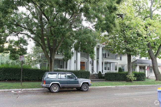 Primary Photo - 400 College St SE