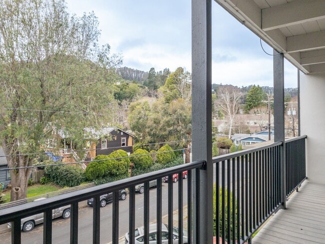 Building Photo - Tranquil Top Floor 1BR/1BA Unit! Large Private Balcony! Tam Valley! Parking! Laundry! Storage! PR...