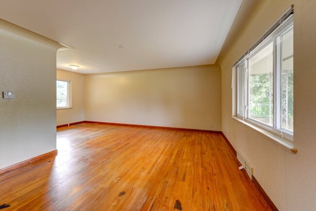 Building Photo - 4 Bed 2 Bath Close To UC Medical Center