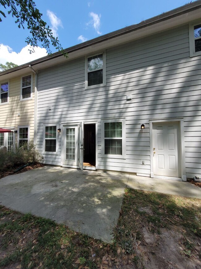 Building Photo - Spacious Three Bedroom Townhome in Wellstone!